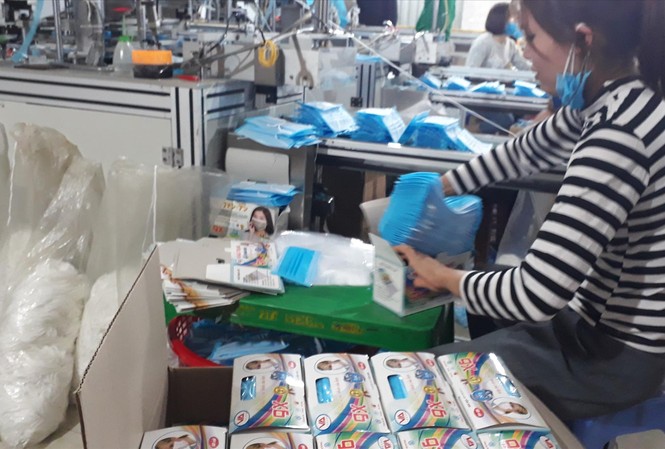 Vào thủ phủ sản xuất khẩu trang Dù hoạt động hết công suất nhưng các xưởng sản xuất khẩu trang ở xã Xuân Lai luôn trong tình trạng cháy hàng. Ảnh: Nguyễn Thắng