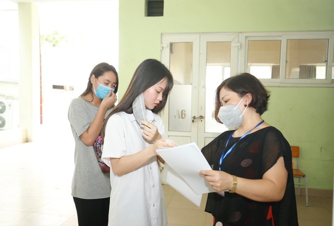 Gần 900 nghìn thí sinh bước vào ngày thi đầu tiên Thí sinh làm thủ tục đăng ký dự thi chiều 8/8 ở Hà Nội