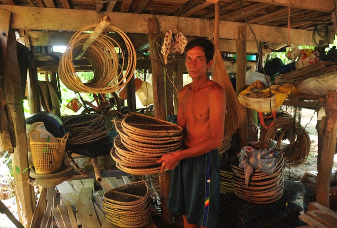 Đìu hiu làng nghề ăn theo mùa lũ Ông Lê Văn Nghiệp bên dàn lọp của mình. Ảnh: HÒA HỘI