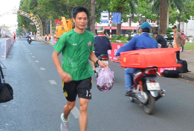 Cảm động nghĩa cử trên đường chạy Việt dã Tiền Phong Mạnh Cường xách túi xác mèo vừa dọn khỏi đường chạy