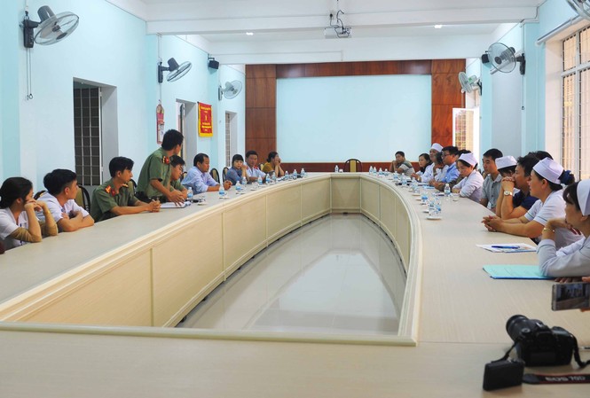 Kon Tum: Kiểm điểm nữ giáo viên vu khống bác sĩ trên facebook Bệnh viện và các ngành liên quan họp nghe bà Sáu xin lỗi
