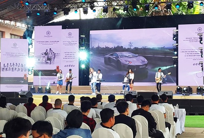 Ông bà chủ Trung Nguyên: Vì sao “đồng sàng dị mộng” ? Tặng sách và sắm siêu xe hàng trăm tỉ đồng là điều bà Thảo phản đối