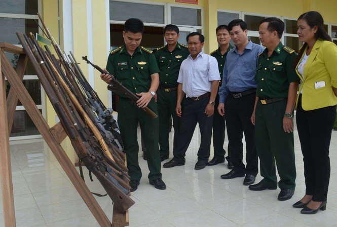 Thu hồi nhiều vũ khí, vật liệu nổ bị tàng trữ trái phép Trưng bày vũ khí tàng trữ trái phép đã thu hồi