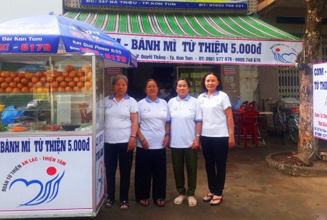 Quán cơm 5.000 đồng đầu tiên ở phố núi Kon Tum Quán cơm-bánh mì 5000 đầu tiên ở Kon Tum
