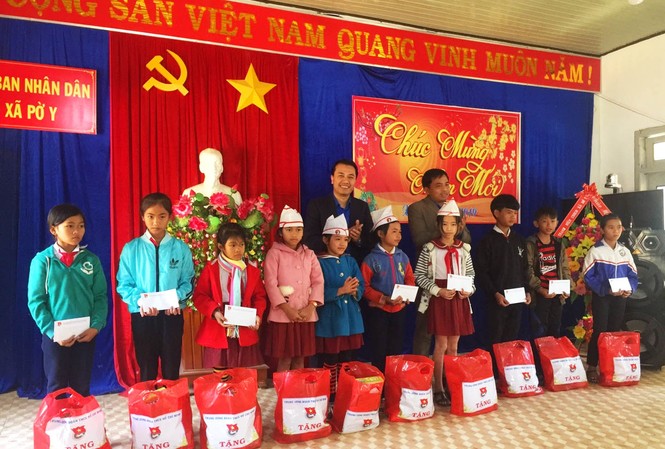 Trung ương Đoàn thăm hỏi và tặng quà tết tại Kon Tum Đoàn tặng quà cho học sinh nghèo vượt khó xã Pờ Y