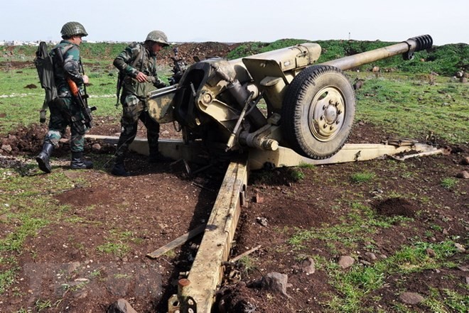 THẾ GIỚI 24H: Quân chính phủ lên kế hoạch giải phóng toàn bộ Syria Binh sỹ Chính phủ Syria kiểm tra các khẩu đội pháo đặt tại khu vực giữa Talbiseh và Rastan ở ngoại ô thành phố Homs, Syria. (Nguồn: AFP/TTXVN)