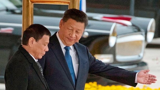 THẾ GIỚI 24H: 100% người Philippines phản đối chính sách Biển Đông Tổng thống Philippines Rodrigo Duterte và Chủ tịch Trung Quốc Tập Cận Bình. Ảnh: Philstar.