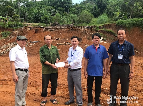BẢN TIN TÌNH NGUYỆN: Hỗ trợ 60 triệu cho nhà bị sập do bão Huyện Quế Phong ủng hộ gia đình bị sập nhà do cơn bão số 3. Ảnh: Vân Thanh