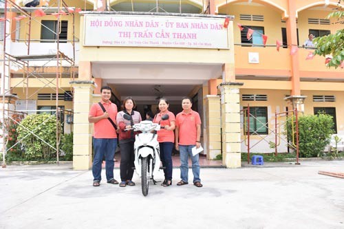 BẢN TIN TÌNH NGUYỆN: Hành trình đến với biển đảo quê hương Đại diện LĐLĐ quận Tân Bình, TP HCM tặng xe máy cho người dân Cần Giờ