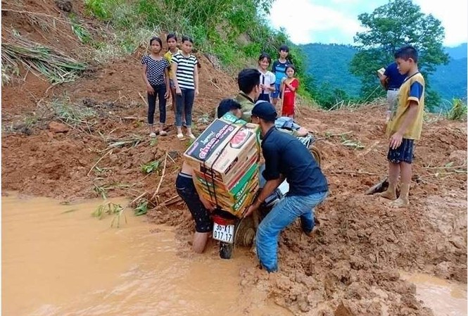 BẢN TIN TÌNH NGUYỆN: Vượt sông mang nhu yếu phẩm đến Mường Lát Nhóm thiện nguyện không ngại khó khăn, vất vả đến với bà con vùng lũ Mường Lát.