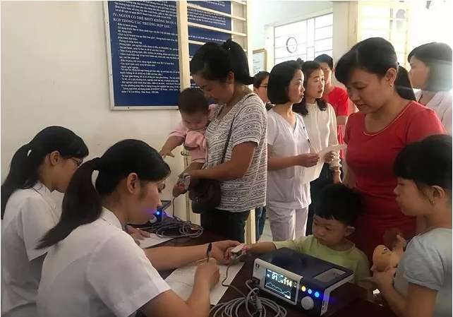 BẢN TIN TÌNH NGUYỆN: “Trái tim cho em” sàng lọc bệnh tim miễn phí Các bé được khám sàng lọc trước khi vào khám tại bàn bác sĩ.