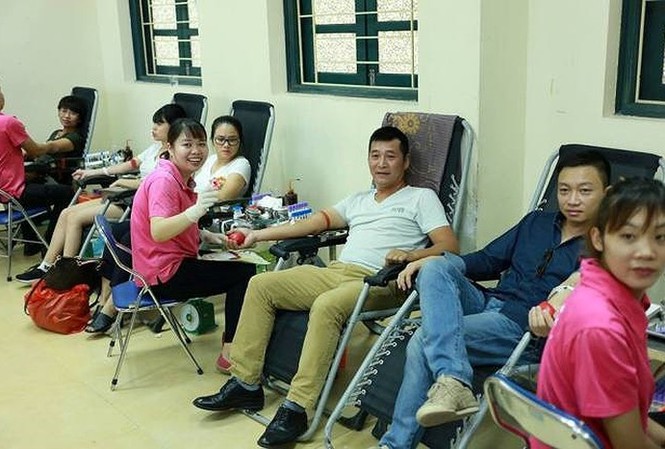 BẢN TIN TÌNH NGUYỆN: Ngày hội hiến máu nhân đạo quận Đống Đa Nhiều phụ huynh tham gia hiến máu trong ngày hội hiến máu.
