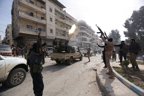 THẾ GIỚI 24H: Đối lập Syria rút vũ khí hạng nặng ra khỏi Idlib Các nhóm phiến quân bắt đầu rút quân khỏi vùng đệm quân sự Nga-Thổ thiết lập. (Ảnh: Pakistan Today).