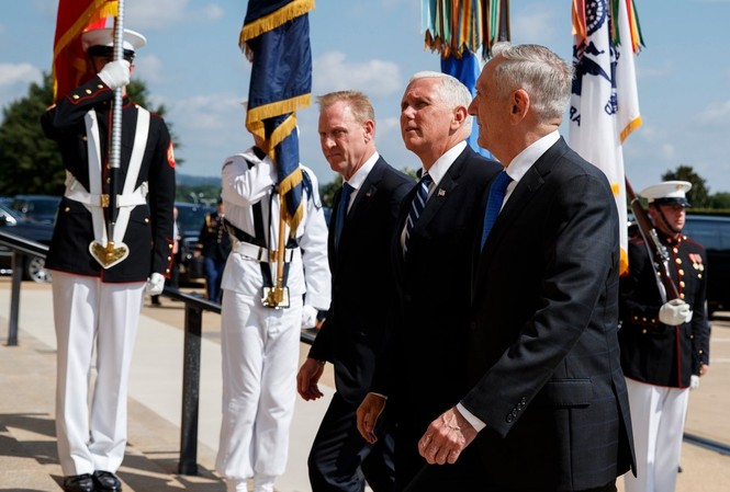 Tổng thống Trump công bố tân bộ trưởng Quốc phòng Mỹ Thứ trưởng Quốc phòng Mỹ Patrick Shanahan (trái) sẽ kế nhiệm cựu Bộ trưởng Quốc phòng James Mattis (phải)