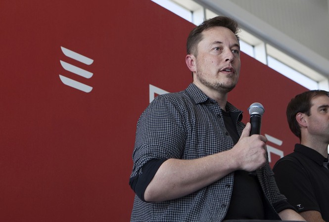 Tesla cắt giảm nhân lực để tăng sản lượng xe hơi Tỉ phú Elon Musk (trái) cùng giám đốc kỹ thuật Jeffrey Straubel (phải), là những người đồng sáng lập ra Tesla (Ảnh; Getty Images)