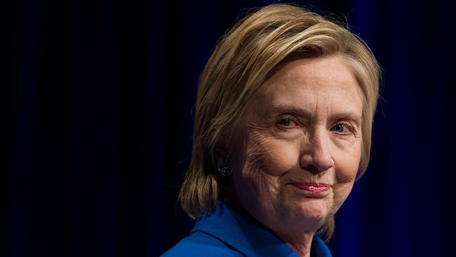 Bà Hillary Clinton để ngỏ khả năng tái tranh cử tổng thống Ảnh: AP