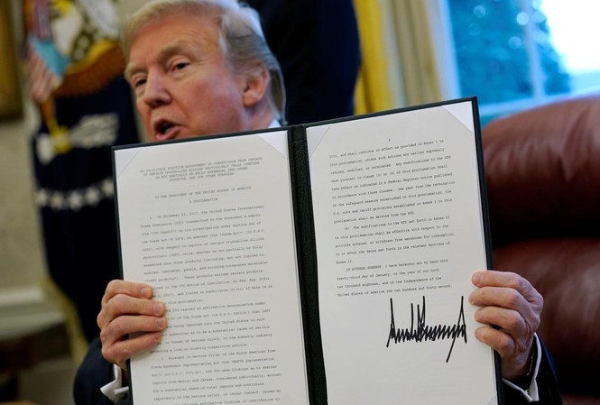 Nghị sĩ Mỹ dự kiến hạn chế quyền tăng thuế của Tổng thống Trump Tổng thống Trump giới thiệu sắc lệnh áp thuế mới lên một số mặt hàng nhập khẩu, trong ngày 23/1