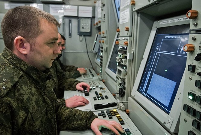 Vì sao hệ thống phòng không S-400 không tương thích với vũ khí NATO? Sĩ quan phòng không Nga điều khiển hệ thống phòng không S-400