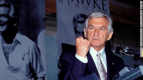Cựu Thủ tướng Australia Bob Hawke qua đời ở tuổi 89 Cựu Thủ tướng Australia Bob Hawke trong buổi ra mắt hồi ký của ông vào năm 1994
