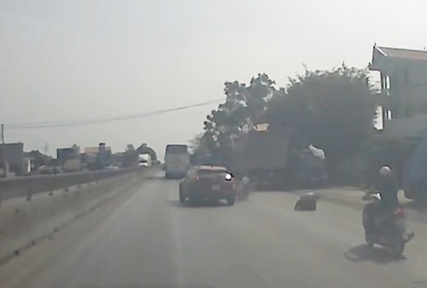 Công an Thanh Hoá xử lý tài xế ô tô lạng lách húc văng xe máy bỏ trốn Công an Thanh Hoá xử lý tài xế ô tô lạng lách húc văng xe máy bỏ trốn