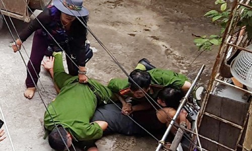 Cả nhà hầu tòa vì bảo vệ đồng hồ nước Hình ảnh xô xát giữa gia đình bà Nguyệt và cán bộ công an ngày 19/8/2017. Ảnh: Gia đình cung cấp tại tòa