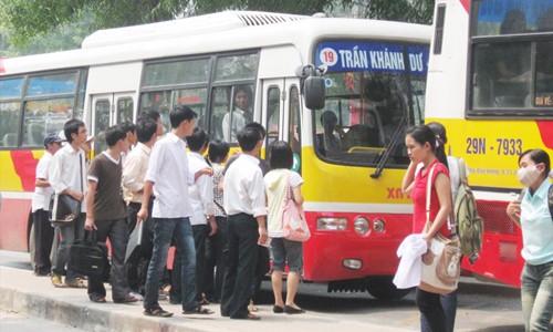 Xe buýt mất lợi thế vì đường ùn tắc Sau một thời gian phát triển mạnh, sản lượng xe buýt đang bị chững lại vì nhiều nguyên nhân. Ảnh: A.Trọng