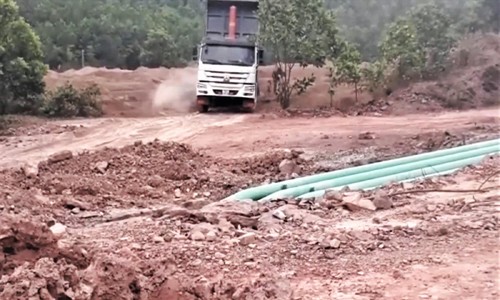 Nhà máy nhiệt điện đổ trộm xỉ thải: Tội vạ đổ đầu người dân Tro xỉ thải của nhà máy Nhiệt điện Mông Dương 1 đổ thẳng ra môi trường