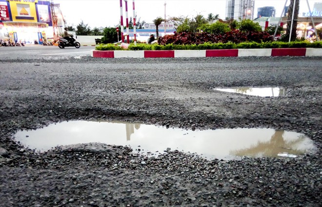 Quốc lộ 1D hư do mưa? Ổ gà, ổ voi xuất hiện dày đặc trên tuyến QL 1D đoạn ngã ba Long Vân đi bến xe liên tỉnh
Ảnh: Tr.Ðịnh