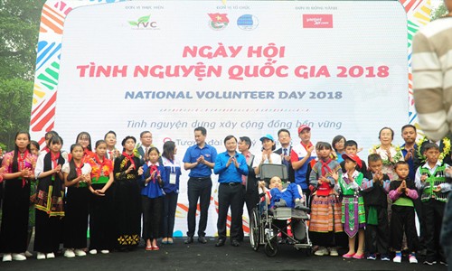 Nghị lực sống của những “chiếc lá không lành” Đỗ Hà Cừ (ngồi xe lăn) được nhận Bằng khen của T.Ư Hội LHTN Việt Nam trong Ngày hội Tình nguyện Quốc gia 2018. Ảnh: NVCC