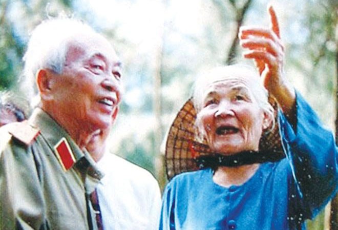 Đại tướng Võ Nguyên Giáp và 'Tư duy xanh' Đại tướng trong một lần ghé thăm mẹ Nghèng