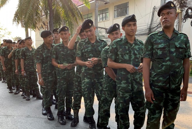 Cử tri Thái Lan đi bầu cử sớm Binh lính xếp hàng chờ đến lượt bỏ phiếu ở tỉnh Pattani, Thái Lan. Ảnh: Reuters