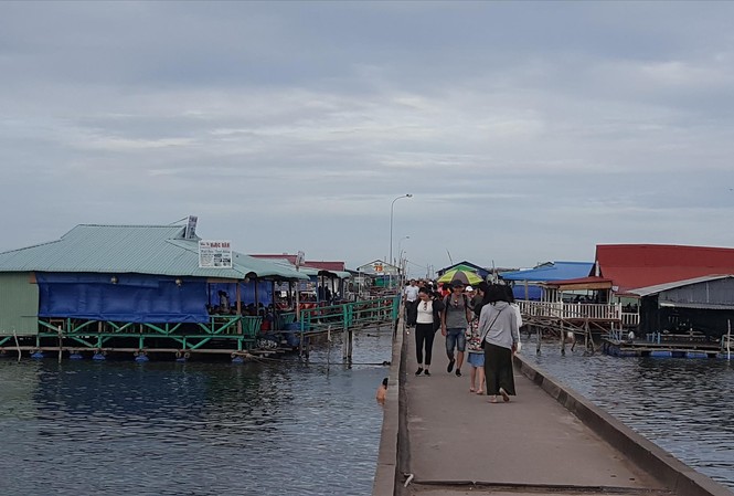 Tình trạng loạn 'xẻ thịt' đất đai Phú Quốc: Đã giải quyết tạm ổn? Bến cảng làng chài Hàm Ninh bị quán nhậu bủa vây. Chính quyền địa phương tỏ ra bất lực?