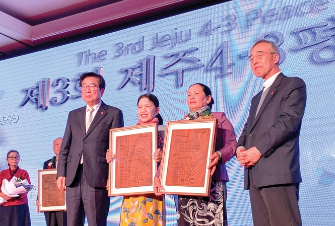 'Sống sót qua thảm sát' nhận giải thưởng Hòa Bình Hai bà Nguyễn Thị Thanh nhận Giải thưởng Hòa Bình JeJu 3 tháng 4. Ảnh: Hankyoreh21