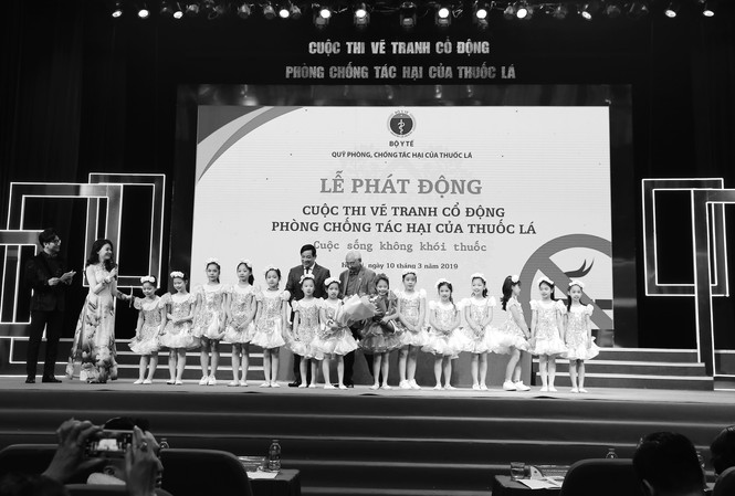 Phát động cuộc thi vẽ tranh cổ động về phòng, chống tác hại của thuốc lá PGS. TS. Lương Ngọc Khuê, Cục trưởng Cục Quản lý Khám - chữa bệnh (Bộ Y tế), Giám đốc Quỹ Phòng, chống tác hại của thuốc lá và họa sỹ Trần Khánh Chương, Chủ tịch Hội Mỹ thuật Việt Nam tặng hoa cho các em thiếu nhi
