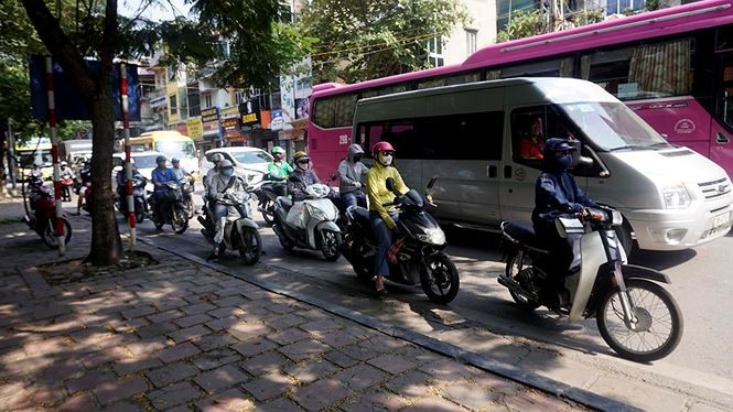 Nắng nóng gay gắt quay trở lại Nắng nóng gay gắt, người dừng đèn đỏ chọn bóng mát