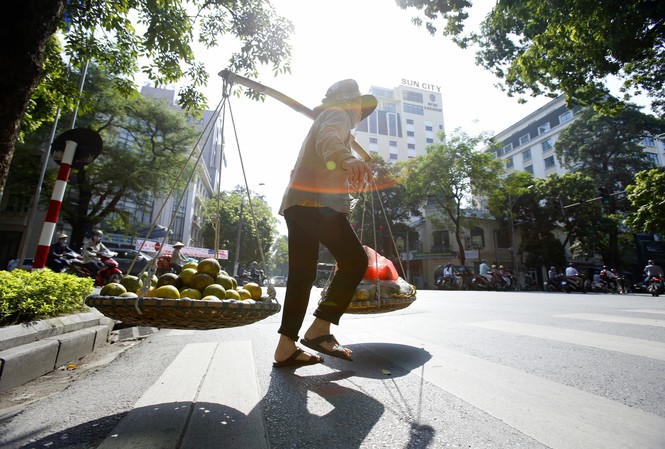 Nhiều nơi xác lập kỷ lục nắng nóng nhất lịch sử Nắng nóng kéo dài khiến cuộc sống của người dân bị đảo lộn. Ảnh: Như Ý