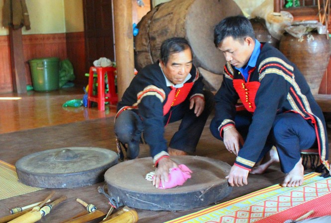 Níu giữ hồn thiêng đại ngàn: Nỗi niềm nghệ nhân Ông Y Môi (bìa trái) bên chiếc chiêng cái của gia đình