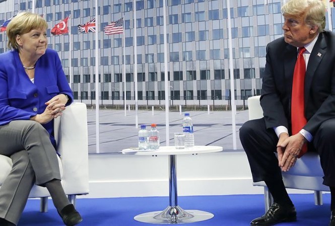 Kinh tế toàn cầu trước nguy cơ suy thoái Thủ tướng Đức Angela Merkel trong cuộc gặp với Tổng thống Mỹ Donald Trump tại Bỉ vào tháng 7/2018 ảnh: AP