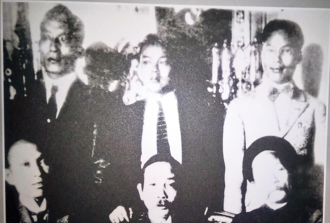 Đôi bạn vong niên Nguyễn Ái Quốc - Phan Chu Trinh Phan Chu Trinh (ngồi giữa) và các nhà yêu nước Lê Văn Xao (người đứng bên trái) và Lê Văn Thuyết (người đứng bên phải) năm 1922. (Tư liệu của Khu lưu niệm Phan Chu Trinh)