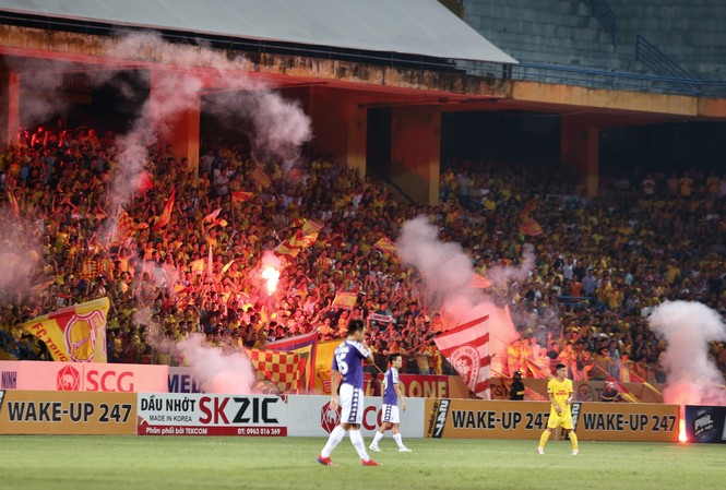 Pháo sáng và 'bóng tối' V-League Sự cố đốt pháo sáng trên sân Hàng Đẫy