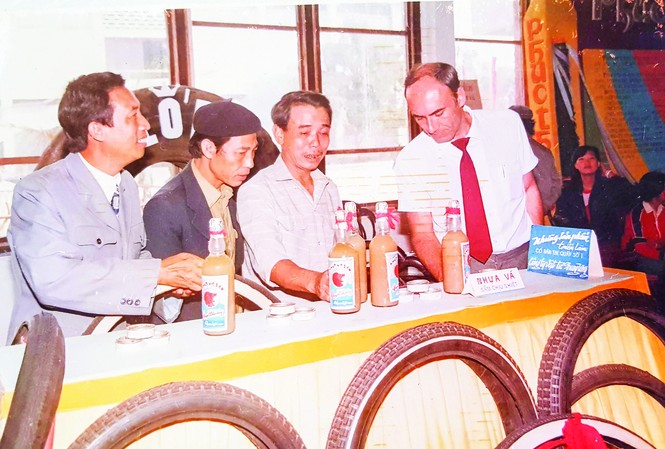 Ông Nguyễn Văn Chẩn (thứ 2 từ trái sang) giới thiệu mặt hàng lốp và nhựa vá săm Quyết Thắng tại Hội chợ Triển lãm Giảng Võ. ẢNH: GIA ĐÌNH CUNG CẤP 