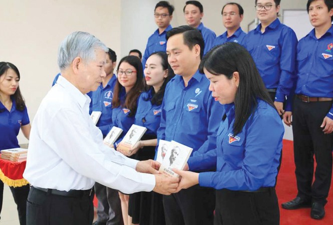 Lớp trẻ phải bảo vệ đất nước, nếu không sẽ có tội với tiền nhân Nguyên Chủ tịch nước Nguyễn Minh Triết tặng sách cho cán bộ đoàn thanh niên tại Đại hội Hội LHTNVN tỉnh Bình Dương