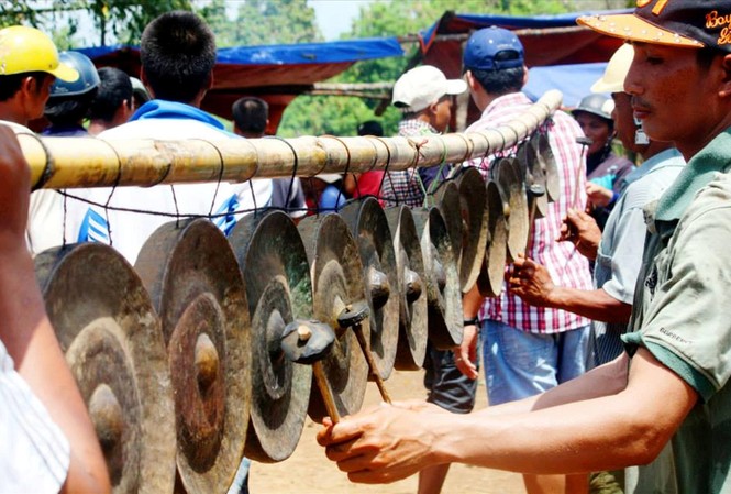 Diệu vợi mùa 'ăn năm, uống tháng' Trình diễn cồng chiêng trong lễ bỏ mả