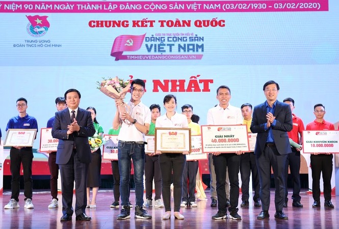 Bồi đắp niềm tin, tình yêu đất nước trong mỗi bạn trẻ Ông Nguyễn Xuân Thắng, Bí thư T.Ư Đảng, Chủ tịch Hội đồng Lý luận T.Ư, Giám đốc Học viện Chính trị Quốc gia Hồ Chí Minh (bên trái); anh Lê Quốc Phong, Bí thư thứ nhất T.Ư Đoàn (bên phải) trao giải Nhất cho đội Tình nguyện trẻ. ẢNH: NHƯ Ý