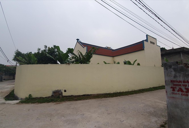 Cán bộ thôn vòi tiền làm sổ đỏ Khu đất cũ của gia đình chị Thuận đã được xây thành chùa cho thôn Văn Than. Ảnh: Long Vân