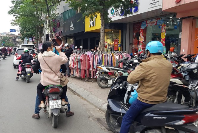 Đường Thủ đô ùn tắc vì loạn chợ cóc, chợ tạm giáp Tết Phố Chùa Bộc (phường Trung Tự, Đống Đa) ùn tắc vì bị chiếm dụng vỉa hè bán quần áo. Ảnh: Trần Hoàng