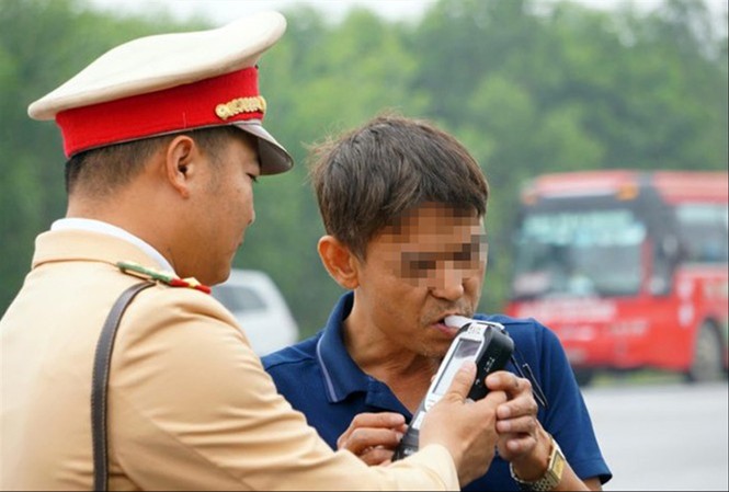 Phạt nặng lái xe vi phạm nồng độ cồn: Tạo văn hóa giao thông mới Kiểm tra nồng độ cồn lái xe