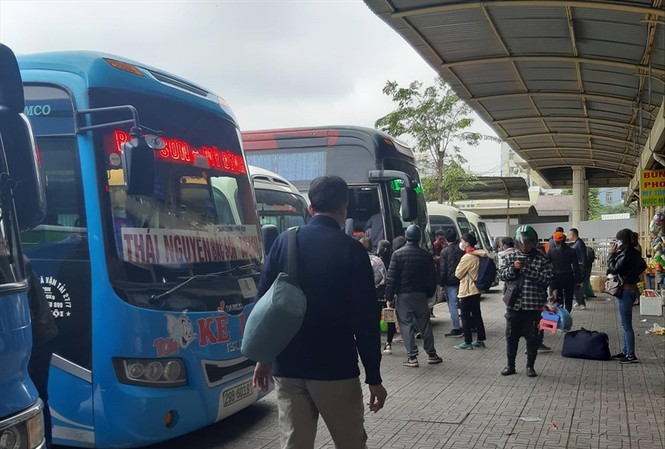 Cửa ngõ ùn ứ, bến xe vắng khách Bên trong bến xe Mỹ Đình không quá đông đúc