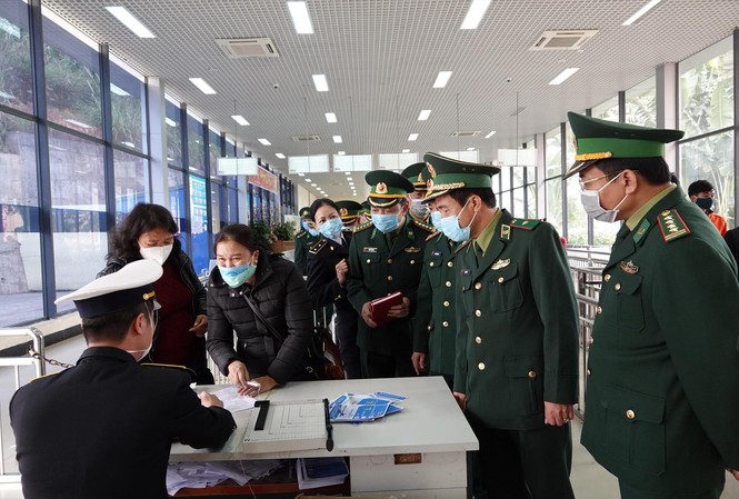 Đối phó với dịch virus Corona: Sẵn sàng 'khóa' biên giới nếu cần thiết Đoàn công tác Bộ Tư lệnh BĐBP kiểm tra, nắm tình hình kiểm soát dịch viêm phổi tại Cửa khẩu quốc tế Móng Cái, sáng 29/1. ẢNH: NGUYỄN MINH