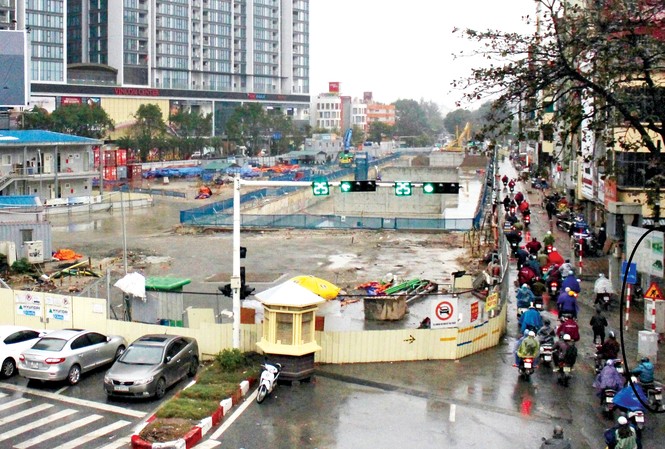 Công trình giao thông 'ngủ đông' sau Tết Công trường dự án đường sắt Nhổn - ga Hà Nội trên đường Kim Mã chiều 4/2 vắng bóng công nhân thi công. Ảnh: A.Trọng